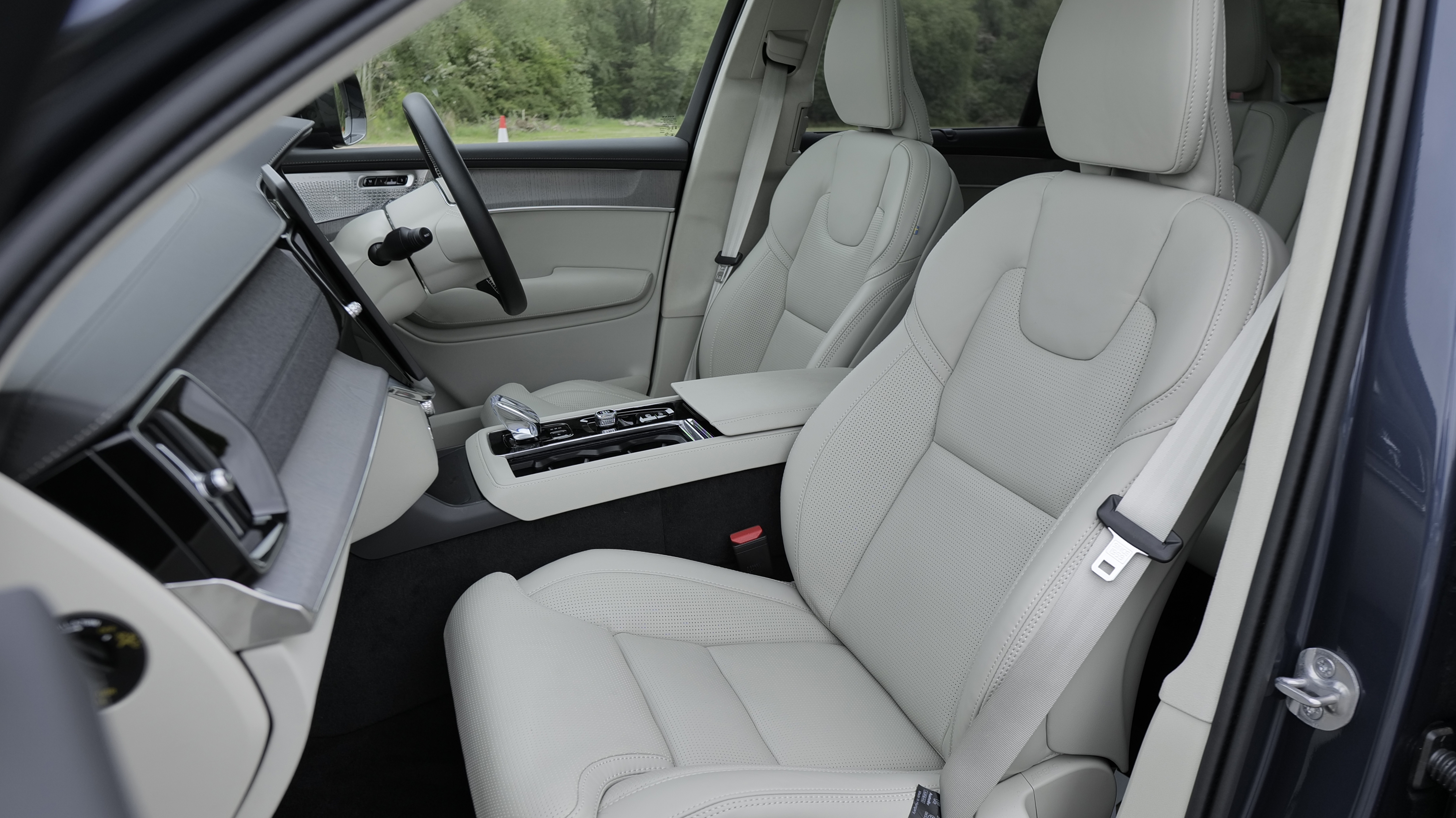 VOLVO XC90 ESTATE 2.0 B5P Ultra Black Edition 5dr AWD Geartronic